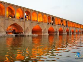 骑在伊朗-伊斯法罕三十三孔桥