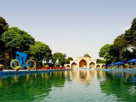 骑在伊朗-伊斯法罕-四十柱宫