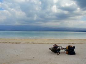 骑在吉布提-阿萨勒盐湖